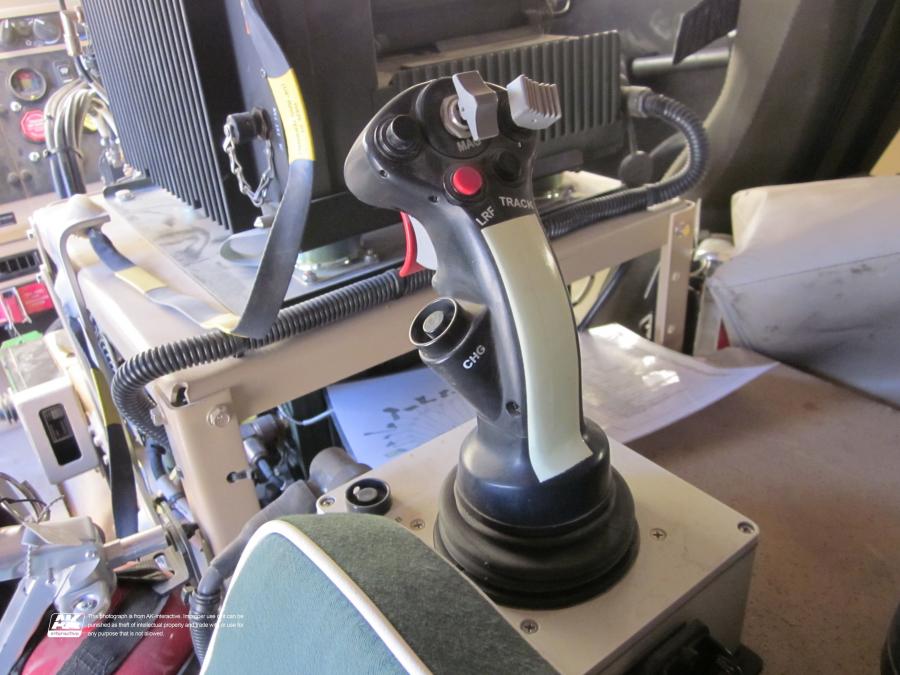 Детали интерьера Oshkosh M-ATV 2009 года  (фото 365 из 676)